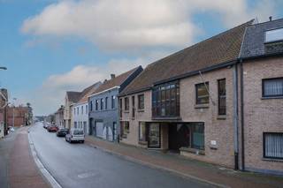 Polyvalent gebouw met tal van mogelijkheden op centrale ligging in Ursel<br /><br />Ontdek dit centraal gelegen, ruim polyvalent gebouw in Ursel, dat voorheen dienst deed als locatie voor buitenschoolse kinderopvang. Dankzij de uitstekende ligging in het hart van de gemeente geniet dit pand van een vlotte bereikbaarheid en een grote visibiliteit.<br /><br />Dit veelzijdige gebouw biedt tal van opportuniteiten voor zowel particuliere als professionele doeleinden. Of u nu op zoek bent naar een ruime gezinswoning, een combinatie van wonen en werken, of een interessante investeringsmogelijkheid: dit pand past zich moeiteloos aan uw plannen aan.<br /><br />De royale bewoonbare/bruikbare oppervlakte en de flexibele indeling maken het mogelijk om verschillende functies te integreren, zoals praktijkruimte, kantoor, atelier of handelsactiviteit (mits de nodige vergunningen).<br /><br />Troeven van dit pand:<br />* Centrale ligging in Ursel<br />* Ruim en polyvalent gebouw<br />* Geschikt voor diverse invullingen (wonen, werken, combinatie)<br />* Goede bereikbaarheid<br />* Ideaal voor zelfstandigen of investeerders<br />* asbestveilig<br /><br />Dit vastgoed wordt u aangeboden via het biedplatform van COVAST. Indien u belangstelling heeft om een bod uit te brengen kan dit enkel via ALBERT immo. <br />Wanneer uw bod weerhouden wordt door de verkoper zal u als koper eveneens instaan voor de betaling van het honorarium aan COVAST, dat vastgesteld is op 7,26 % van de geboden prijs. Alle wettelijke opzoekingen kunt u bekomen na contactopname met Albert B2B.<br /><br /><span>Dit pand kan onderhevig zijn aan de renovatieverplichting die door de Vlaamse overheid wordt opgelegd voor niet-residentiële gebouwen. Consulteer voor meer informatie de website van het Vlaams Energie- en Klimaatagentschap via https://www.energiesparen.be/nr/renovatieverplichting.</span><br /><br />Bent u op zoek naar een multifunctionele handelsruimte of kantoorruimte, neem dan voor meer inlichtingen of een bezoek op afspraak contact op met Dominique Baes, ALBERT B2B, op 0498/12.82.20 of via dominique.baes@albert.immo