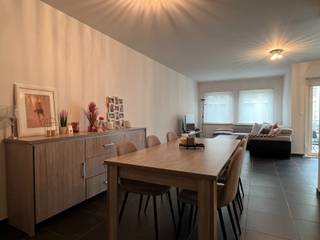 Nabij het centrum van Zulte vinden we dit instapklare appartement op de eerste verdieping. Vlotte verbinding naar E17 en belangrijke invalswegen. Het...