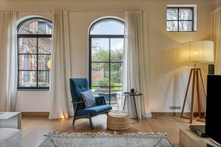 Vrij recent gerenoveerde, luxueuze doorleefwoning met parktuin. De L-vormige woning biedt bijzonder smaakvol ingerichte en perfect afgewerkte...