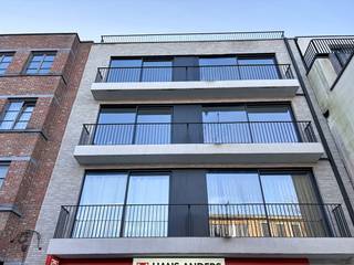 Nieuwbouw appartementen op de 2e en 3e verdieping.Indeling: woonkamer op parket, open keuken met alle toestellen, hal met kasten en aaansluiting...