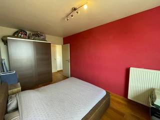 ✨ UITSTEKEND GELEGEN &amp; RECENT APPARTEMENT ✨<br /><br />Zoek je een knusse, moderne plek in het hart van de stad?<br />Dit appartement op de 3de verdieping biedt alles wat je nodig hebt:<br /><br />✅ Gezellige leefruimte &amp; slaapkamer op parket<br />✅ Volledig aan de voorzijde gelegen (veel licht!)<br />✅ Inclusief eigen parkeerplaats<br />✅ Ideaal als investering of voor starters<br /><br />Praktisch: Momenteel verhuurd (698 euro/m), vrij 6 maanden na akte voor wie er zelf wil gaan wonen.<br /><br />Appartement mag wel eens herschilderd worden, prijsofferte beschikbaar ... 7.155 euro excl. BTW (6%)<br /><br /><u>Wettelijke info : </u><br />EPC : 91 kWh/m². - A-label, geldig tot 11 januari 2035<br />Stedenbouw : Geen beschermd monument, niet op inventaris, Vergunning uitgereikt, Woongebied, Geen dagvaarding uitgebracht, Geen voorkooprecht ruimtelijke ordening aanwezig, Geen Verkavelingsvergunning, geen overstromingsgebied, niet gelegen in afgebakend oevergebied.<br />Watertoets : P en G-score : 2 x A<br />Maatregelenregister : geen nadelige maatregelen gekend<br />Asbest : niet van toepassing, gebouw van na 2001.