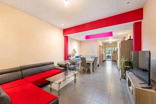 Deze volledig gerenoveerde woning (2012) ligt in een rustige, kindvriendelijke buurt, op wandelafstand van winkels, openbaar vervoer en belangrijke invalswegen. Dankzij de vele raampartijen en de lichtkoepel geniet u hier van een overvloed aan natuurlijk licht en modern wooncomfort.<br /><br />Indeling:<br />Op het gelijkvloers bevinden zich de inkomhal, een bureauruimte, een lichtrijke leefruimte, een praktische wasruimte, een badkamer en een open, volledig uitgeruste keuken met directe toegang tot de gezellige tuin.<br /><br />Op de eerste verdieping vindt u twee ruime slaapkamers. Via de vaste trap bereikt u het tweede verdiep, waar een derde ruime kamer met ensuite badkamer werd ingericht.<br /><br />Troeven op een rij:<br /><br />-EPC-label B<br />-Volledig gerenoveerd in 2012<br />-Lichtrijke leefruimte<br />-Rustige en aangename woonwijk<br />-Onderhoudsvriendelijke tuin<br /><br />Deze woning is ideaal voor wie op zoek is naar ruimte, comfort en een rustige woonomgeving, met tuin én alle voorzieningen binnen handbereik.<br /><br />Kortom: een instapklare droomwoning in Aalst, klaar om uw nieuwe thuis te worden!<br /><br />Meer informatie of een bezoek?<br />Maak eenvoudig uw afspraak via www.woonvast.be of contacteer Morgane op 0498 60 61 75 of via morgane@woonvast.be<br />.