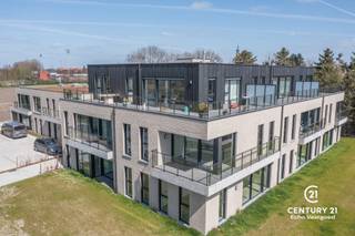 <p>In deze kleinschalige, nieuwe zorgresidentie is het heerlijk wonen en vertoeven.<br /><br />Op de hoek van de Katelijnestraat en de Loenhoutseweg vindt u de gloednieuwe Residentie ‘De Veiling’. Dit kleinschalige project telt 20 erg ruime assistentiewoningen, voorzien van alle comfort, waarvan de meeste een zonnig terras hebben dat uitkijkt op de wijde Kempische groene omgeving. Een garantie voor rust en kalmte en toch slechts op een boogscheut verwijderd van het bruisende centrum van Hoogstraten.<br /><br />We bieden hier afgewerkte, een volledig instapklare en erkende serviceflat te Hoogstraten. Deze assistentiewoning heeft zijn eigen privatief terras. Door de uitstekende uitbating ( AWPRO ) worden alle noodzakelijke dagdagelijkse diensten zoals thuisverpleging, thuishulp, administratieve bijstand, maaltijden... aangeboden. De gemeenschappelijke ruimte voorziet een gezellige living, eethoek met keuken. Op deze manier is dagelijks contact met medebewoners mogelijk voor een leuke babbel of gezellig tasje koffie. <br /><br />Enkele troeven van Residentie DE VEILING :<br />* Gelegen in een aangename, groene omgeving ( zicht op weiland met paarden )<br /><br />* Toffe, gemeenschappelijke ontmoetingsruimte met alle voorzieningen<br /><br />* Mooie afgewerkte flats veel grote ramen voor veel lichtinval<br /><br />* Focus op zorg, thuisgevoel, veiligheid en diensten op maat<br /><br />* Rolstoel toegankelijke ruimtes<br /><br />* Persoonlijke woon assistent is op vaste tijdstippen aanwezig in de residentie<br /><br />* Activiteiten agenda<br /><br />* Ruime parking achteraan het gebouw en ondergrondse bergingen ( inclusief in de prijs ! )<br /><br />* Noodoproepsysteem in elke flat <br /><br />* Basis domotica voor optimaal comfort AWPRO voorziet permanentie van een eigen woon assistent die er op maandagen is van 1300-17.00<br /><br />"Residentie De Veiling" voldoet aan alle laatste normen qua ventilatie en energiezuinigheid.<br /><br /><strong>Door de erkenning van de overheid genieten de kopers van een verlaagd BTW-tarief van 12% ( ipv 21% ) bij aankoop op de constructie. Bovendien bent u als eigenaar van een erkende serviceflat ook vrijgesteld van onroerende voorheffing.</strong></p>