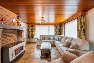 Deze vrijstaande woning, gebouwd in 1983, is gelegen op een mooi perceel van 2.308 m² en biedt een aangename combinatie van ruimte, rust en privacy. De woning is volledig onderkelderd en beschikt over een praktische, volledig gelijkvloerse indeling. Achteraan geniet u van een prachtig, landelijk uitzicht over de omliggende weilanden.<br /><br />De woning omvat een inkomhal met gastentoilet, een leefruimte met salon en eetkamer, een ingerichte keuken, 3 slaapkamers, een badkamer en een wasplaats. Daarnaast beschikt de eigendom over een volledig onderkelderde ruimte en een aparte opbergruimte in de tuin.<br /><br />Indeling:<br />Via de inkomhal met gastentoilet betreedt u de woning. Van hieruit heeft u toegang tot de leefruimte, bestaande uit een gezellige zithoek (met kolenkachel) en een eetkamer. Aansluitend bevindt zich de ingerichte keuken, voorzien van alle comfort (koelkast, vaatwasser, microgolfoven, heteluchtoven en keramische kookplaat). Deze is ook toegankelijk via de achterdeur, bereikbaar via vaste trap aan de buitenzijde.<br /><br />De nachthal leidt naar de 3 slaapkamers, de badkamer (dubbele wastafel, ligbad en douche) en de praktische wasplaats. De woning is bovendien volledig onderkelderd, wat extra bergruimte en tal van praktische mogelijkheden biedt.<br /><br />Tuin en buitenruimte:<br />Het mooie perceel vormt een absolute troef van deze eigendom. De landelijke ligging en het prachtige vrije uitzicht over de achterliggende weilanden zorgen voor een bijzonder rustgevend woongevoel. Hier geniet u volop van de groene omgeving, de open ruimte en de privacy.<br /><br />Op het perceel bevindt zich tevens nog een aparte opslagruimte.<br /><br />Een interessante eigendom voor wie op zoek is naar een vrijstaande woning met een praktische indeling, een ruim perceel en een rustige, landelijke omgeving met een prachtig uitzicht.<br /><br />Bijzonderheden:<br />•BJ 1983<br />•Mooi perceel van 2.308 m²<br />•Landelijke ligging met prachtig uitzicht over de achterliggende weilanden<br />•Grondwatervoorziening voor besproeiing van de tuin<br />•Verwarming op stookolie<br />•EPC: 373 kWh/m²/jaar