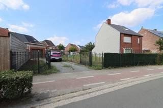 Bent u op zoek naar een woning (perceeloppervlakte van 180 m²) met veel potentieel en/of een aansluitende bouwgrond (356 m²)?Deze charmante woning...