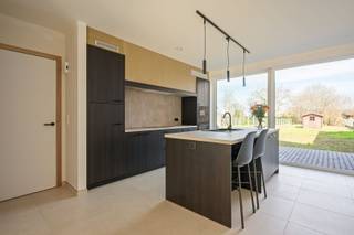 Wandel deze prachtige nieuwbouw 3 slaapkamer woning met grote tuin eens binnen in de doodlopende Merelstraat in Oostrozebeke nabij alle...