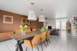 Deze ruime woning is gelegen in een rustige, residentiële buurt in Asse, met een vlotte verbinding naar het centrum, belangrijke invalswegen...