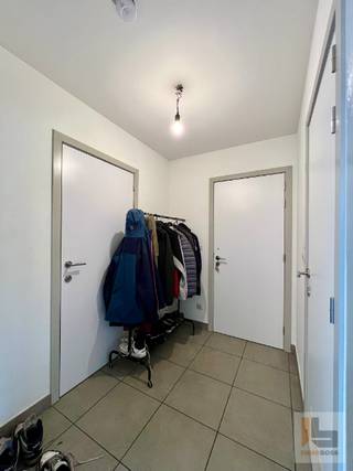 Dit recent dakappartement situeert zich op de 3de verdieping van residentie “Captain Colle” en is gelegen vlakbij de dorpskernen van Wondelgem en Mariakerke. Dit instapklaar appartement (95m²) met bijhorende privatieve zolder (30m²) biedt alle comfort, heeft een pittoresk uitzicht op de Gentse voorhaven en is uitstekend gelegen op een boogscheut van Wondelgem Station en het havengebied. Dit lichtrijk appartement omvat: inkomhal (4m²) met gastentoilet (2m²), praktische berging / wasplaats (4m²), sfeervolle leefruimte (36m²) met grote raampartijen en directe toegang tot het aangenaam westelijk relax–terras (6m²), halfopen ingerichte keuken (11m²) voorzien van alle toestellen, nachthal (3m²), 2 aangename slaapkamers (elk 12m²) en een ingerichte badkamer met afzuiging (5m²). Tevens beschikt deze parel nog over een handige OPBERGZOLDER (30m²) en een PRIVATIEVE GARAGEBOX (18m² - verplicht bij aan te kopen voor € 25.000) aan de voorzijde van het gebouw. TROEVEN: overal CV op aardgas & hoogrendementsglas in PVC, elektriciteit in goede staat, eigen tellers EGW alsook nieuw afzuigsysteem (badkamer), parlofonie en Telenet aanwezig! EPC: 209 kWh/m²! VERHUURD sinds 1/12/2022 - VRIJ NA WETTELIJKE HUUROPZEG! Bezoek na afspraak met IMMOBOSS - 0495/265 333 - AANRADER!
