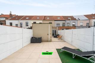 Deze instapklare, gerenoveerde woning is gelegen in een rustige woonwijk op korte afstand van het levendige stadscentrum. Dankzij deze gunstige ligging geniet u van alle troeven van de stad, terwijl u toch in alle rust kan wonen. Bovendien bevinden zowel het station als de Blankenbergse jachthaven zich op vlotte bereikbaarheid.<br /><br />Bij het binnenkomen wordt u verwelkomd in de inkomhal, die toegang geeft tot de lichtrijke leefruimte met gezellige eetplaats. Aansluitend bevindt zich de ruime en stijlvol gerenoveerde keuken, die naadloos aansluit op de leefruimte en volledig uitgerust is volgens de hedendaagse normen.<br /><br />Op het gelijkvloers bevindt zich daarnaast een moderne, vernieuwde badkamer voorzien van een inloopdouche, wastafel en een afzonderlijk toilet. Verder is er een praktische bergruimte met aansluiting voor wasmachine en droogkast.<br /><br />De eerste verdieping telt twee volwaardige slaapkamers, beide met voldoende ruimte en aangename lichtinval. De zolderverdieping biedt bovendien heel wat mogelijkheden en kan, afhankelijk van uw wensen, ingericht worden als hobbyruimte, bureau of extra (ruime) slaapkamer.<br /><br />De recent heraangelegde buitenruimte vormt een aangename plek om te genieten van de zon en het buitenleven.<br /><br />