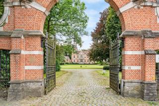 Cet appartement-château luxueux, spacieux (182m²) et économe en énergie (étiquette A) avec 2 chambres et un magnifique jardin avec étang est...