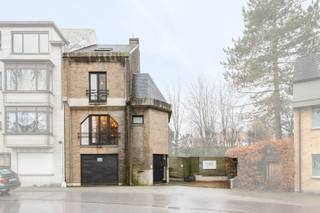 IN OPTIE In het centrum van Lokeren, discreet gelegen en verrassend ruim, bevindt zich deze bijzondere architectenwoning met een...