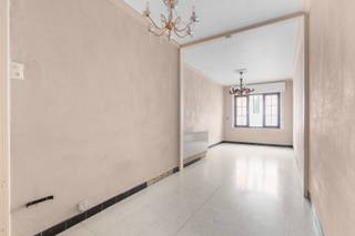 <p>Op zoek naar een woning die je volledig naar jouw eigen smaak kan inrichten? Dan is deze gezellige woning in het centrum van Ronse beslist een bezoek waard. Dankzij de centrale ligging, de zuidgerichte tuin en de vele mogelijkheden vormt deze woning de ideale basis om er een warme thuis van te maken.</p><p></p><p>Via de inkomhal kom je terecht in twee aangename leefruimtes. Verder beschikt de woning over een keuken, een praktische tussenruimte met aansluitend een ruime berging. Deze extra ruimte biedt tal van mogelijkheden om de woning verder naar eigen wensen in te richten.</p><p></p><p>Buiten geniet je van een terras, een zuidgerichte tuin en een tuinhuis: de ideale plek om in alle rust van het buitenleven te genieten.</p><p></p><p>Op de eerste verdieping bevinden zich twee volwaardige slaapkamers. Via een vaste trap bereik je de geïsoleerde zolder, die perfect kan worden ingericht als extra slaapkamer, bureau of hobbyruimte.</p><p></p><p>Met een bewoonbare oppervlakte van <strong>129 m²</strong> op een perceel van <strong>180 m²</strong> biedt deze woning heel wat potentieel. Bovendien woon je op wandelafstand van winkels, scholen, horeca, Delhaize en het openbaar vervoer.</p><p></p><p><strong>Ben je op zoek naar een woning die je stap voor stap kan moderniseren en volledig naar jouw eigen smaak kan afwerken? Dan is dit een opportuniteit die je niet wil missen.</strong></p>