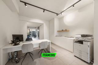 Op een uiterst zichtbare locatie in Brugge bevindt zich dit recent gerenoveerde handelspand.Het pand werd recent volledig en met zorg gerenoveerd en...