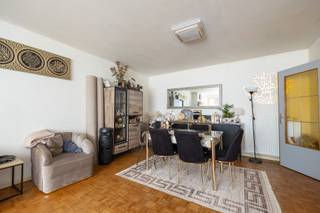 <p>In het populaire Deurne Zuid vinden we in een gebouw met 6 appartementen dit leuke appartement terug op de eerste verdieping. Het appartement is te bereiken via trap of lift. We betreden het appartement in een aangename inkomhal. Aan de voorzijde is er een ruime living op blokjesparket met zicht op het groene pleintje voor de deur. Naast de leefruimte is er een keuken met basisinrichting (kookvuur, dampkap, dubbele spoelbak).</p><p></p><p>Aan de achterzijde vinden we een badkamer met bad en enkele lavabo. Hier vinden we ook de wasmachine en individuele ketel terug. Op de gang is er een apart toilet. Achteraan zijn er drie volwaardige slaapkamers (14,50 m en 23,30 m²). Tenslotte is er een leuk terras aanwezig met West-oriëntatie waar u kan genieten van de middag- en avondzon. Grote troef is de helft van de koer beneden die ter beschikking staat van dit appartement (+- 40 m²)</p><p></p><p>Op de gelijkvloerse verdieping vinden we een kelderberging terug.</p><p></p><p>Het appartement is heden verhuurd aan 959,05 €. De maandelijkse kosten bedragen ongeveer 75 €/maand. Boek snel uw afspraak via 03/459.89.59 of via onze website.</p>
