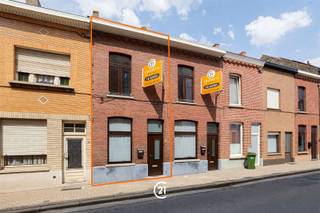 <p>Instapklare woning in het centrum van Zottegem!</p><p>Op wandelafstand van het centrum vind u deze charmante gesloten bebouwing met tuin.<br />De woning beschikt over een knusse leefruimte met aansluitende keuken, waar een lichtkoepel zorgt voor aangename lichtinval. <br />Verder treft u op de gelijkvloers ook de badkamer met toilet.</p><p>Dit jaar werd een nieuwe badkamer, als ook een nieuwe keuken geplaatst.</p><p>Vervolgens biedt de eerste verdieping twee slaapkamers en zorgt de zolderruimte voor de mogelijkheid tot het creëren van een extra kamer.<br />De woning omvat bovendien ook een praktische kelder en aangename stadstuin.</p><p>Ideaal voor wie zijn eigen plekje wil creëren in het levendige Zottegem of als investeringseigendom! Bent u benieuwd geworden naar wat dit pand u allemaal te bieden heeft? Aarzel niet en contacteer ons kantoor voor meer informatie of het inplannen van een bezoek. Tot snel!</p>