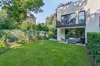 <p><span>Op zoek naar een nieuwe thuis of een interessante investering? Dit moderne, gelijkvloerse appartement met 1 slaapkamer combineert comfortabel wonen met een uitstekende ligging. Met twee privéterrassen, een eigen tuin, twee autostaanplaatsen én een afzonderlijke berging biedt dit appartement heel wat troeven!</span></p><p><span><br /></span><span>Indeling</span><span>: Inkomhal met apart toilet en bergruimte, ruime woonkamer met een open, volledig ingerichte keuken, slaapkamer en badkamer (voorzien van douche en wastafel). De woonkamer geeft toegang tot twee terrassen en een privé tuin. <br />Inclusief een autostaanplaats binnen, autostaanplaats buiten én een afzonderlijke berging</span></p><p><span>Troeven: </span></p><ul><li><span>Het appartement is gelegen in het centrum van Olsene, heel centraal nabij supermarkten, handelaars, horeca, scholen, invalswegen en autostrade (E17 Kruisem). </span></li><li><span>Modern, energiezuinig en instapklaar</span></li><li><span>Twee privatieve terrassen en een eigen tuin met Zuid-West en Zuid-Oost oriëntatie</span></li><li><span>Twee autostaanplaatsen inbegrepen: één ondergronds en één bovengronds </span></li><li><span>Afzonderlijke berging inbegrepen</span></li><li><span>Ideaal als eigen bewoning als aantrekkelijk als investering</span></li><li><span>vrij bij akte</span></li></ul><p><span> </span></p><p><span>Wens je meer informatie of plan je graag een bezoek? Contacteer Ellen via 0474 86 04 52 of <span>ellen@heritagevastgoed.be</span></span><span>.</span></p><p><span> </span></p><p><span>Info:</span></p><p><span> </span></p><ul><li><span>EPC: 101.24 kWh/m² jaar - label B</span></li><li><span>Stedenbouw: Vg - Wg - Gmo - Gvkr - Vv</span></li><li><span>Watertoets: Gebouwscore A | perceelscore A</span></li><li><span>De bovenvermelde bewoonbare oppervlakte betreft de bruto oppervlakte zoals vermeld in het EPC-attest</span></li></ul><p><span> </span></p><p><span> </span></p><p><span> </span></p>