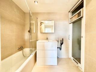 Dit instapklaar appartement is gelegen op 5 minuten van het centrum van Roeselare.De indeling is als volgt: inkomhal, lichtrijke woonkamer,...