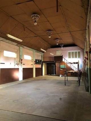 Een ruime opslag ruimte met een vrije hoogte van ca 6m, groot 247m². De ruimte is bereikbaar via een garagepoort met een breedte van 2.05m:...