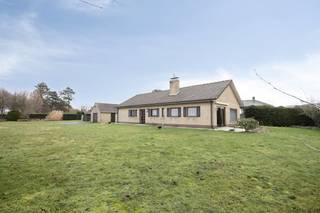 Op een rustige ligging te Oostduinkerke, op de hoek van de Kerkhofstraat en Farasijnstraat, vinden we deze gelijkvloerse villa te koop. De op...