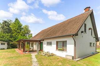 Charmante laagbouwwoning met veranda en zuidgerichte tuin<br /><br />Ontdek deze gezellige laagbouwwoning uit 1970, gelegen in een rustige en aangename residentiële buurt. De woning biedt veel potentieel en is ideaal voor wie op zoek is naar comfort met mogelijkheden tot verdere inrichting naar eigen smaak.<br /><br />Bij binnenkomst treft u een ruime woonkamer die naadloos overgaat in een prachtige veranda van maar liefst 40 m² – een heerlijke plek om het hele jaar door te genieten van het zicht op de zuidgerichte tuin. De keuken is volledig uitgerust met alle hedendaags comfort en nodigt uit tot gezellig koken.<br /><br />De woning beschikt over twee royale slaapkamers en een grote zolder die eenvoudig kan worden omgevormd tot extra kamers of hobbyruimte. Hoewel de woning deels op te frissen is, biedt ze een solide basis en talloze mogelijkheden om er uw droomwoning van te maken.<br /><br />Troeven op een rij:<br /><br />* Laagbouwwoning met veel lichtinval<br />* Woonkamer en keuken met aansluitend grote veranda<br />* Zuidgerichte tuin<br />* Twee ruime slaapkamers<br />* Grote zolder met uitbreidingsmogelijkheden<br />* Keuken met alle comfort<br />* Rustige, residentiële ligging