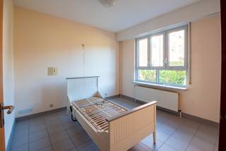 Ontdek het perfecte evenwicht tussen groen en stadsleven. In de zorgcampus Hof Sint Jozef biedt Walls Vastgoedmakelaars enkele assistentiewoningen te huur aan. Hier geniet u van de ideale balans tussen zorg en zelfstandigheid, in een aangepaste en beschermde omgeving voor actieve senioren die zelfstandig willen blijven wonen.<br /><br />De residentie is gelegen in een echte groene oase en beschikt over een mooie, gemeenschappelijke tuin waar u in alle rust kan genieten van de buitenlucht en het groen.<br /><br />Als bewoner kan u rekenen op tal van faciliteiten en diensten op de campus, zoals een wassalon, kinesitherapie, pedicure en kapper. Daarnaast is er een animatieteam aanwezig dat zorgt voor een gevarieerd aanbod aan individuele en groepsactiviteiten, zodat u steeds actief en sociaal betrokken blijft.<br /><br />De bezoekuren zijn volledig vrij, waardoor familie en vrienden u kunnen bezoeken wanneer het hen past. In de namiddag kan u gezellig terecht in de cafetaria. Bovendien zijn er in het woonzorgcentrum steeds verpleegkundigen en verzorgenden aanwezig voor extra ondersteuning en gemoedsrust.<br /><br />Ook praktisch comfort is verzekerd: water, gas en elektriciteit zijn inbegrepen in de prijs en er is voldoende gratis parkeergelegenheid voor bezoekers.<br /><br />Klinkt dit als muziek in de oren? Maak snel een afspraak en ontdek uw toekomstige thuis!