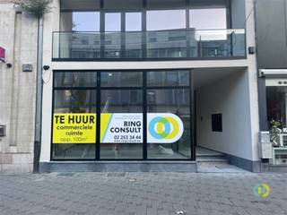 <p><span>Dit commercieel gelijkvloers beschikt over een functionele en veelzijdige indeling, ideaal voor uiteenlopende professionele activiteiten. De handels ruimte op het gelijkvloers heeft een oppervlakte van 34,5 m² en kan perfect dienen als winkelruimte, onthaal of ontvangstruimte voor cliënteel. Daarnaast zijn er twee afzonderlijke ruimtes van telkens ca. 13,5 m², die flexibel inzetbaar zijn als bureau ruimte, praktijkruimte, consultatie ruimte, behandelruimte of vergaderruimte. Op het niveau -1 bevindt zich een stock ruimte met een aangrenzende vestiaire, wat zorgt voor extra praktische opslag en comfort mogelijkheden. Dankzij deze combinatie van commerciële ruimte, bureel-/praktijkruimte en stock age is het pand uitermate geschikt voor een vrij beroep, dienstverlenende activiteit of handelszaak. </span></p>