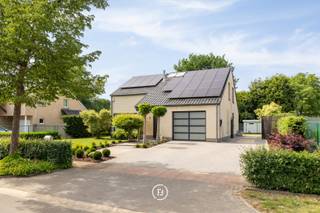 Située dans le quartier calme de Bret-Gelieren, cette maison familiale individuelle est située sur un terrain de 915 m². La maison est prête à emménager, bien entretenue et dispose d'un agencement pratique avec une surface habitable de 181 m².<br /><br />Le salon bénéficie de beaucoup de lumière naturelle et est connecté à la cuisine entièrement équipée. De plus, la maison dispose de trois chambres à coucher complètes, d'une salle de bains rénovée et d'un espace de bureau ou de pratique séparé. Cet espace est également adapté pour un hobby ou une pièce supplémentaire.<br /><br />Un atout important est la cave spacieuse de 104 m², qui offre un espace de stockage supplémentaire et peut également servir de hobby, d'espace de travail ou de rangement pratique.<br /><br />Le jardin est aménagé avec soin et équipé d'un système d'arrosage automatique et d'un éclairage de jardin. À l'arrière se trouve une remise de jardin de 25 m², offrant un espace de stockage supplémentaire et une facilité d'utilisation.<br /><br />De plus, la maison dispose de 26 panneaux solaires, d'une borne de recharge et d'une installation d'alarme avec des caméras. La maison est livrée avec une inspection électrique conforme, un réservoir de mazout certifié, un label énergétique favorable avec un score de 216 kWh/m² par an et un certificat de sécurité amiantée.<br /><br />Grâce à son emplacement calme, à son bon état d'entretien et à la combinaison d'espace de vie, d'espace de pratique, de cave et de jardin, cette maison est intéressante pour les familles, les travailleurs indépendants ou les télétravailleurs.<br /><br />La première visite aura lieu le samedi 13 juin, sur rendez-vous.