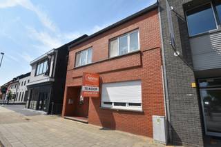 <p><span>NIEUW BIJ ANIMO VASTGOED!! WEES ER ALS EERSTE BIJ!</span></p><p><span> </span></p><p><span>Charmante halfopen bebouwing met enorme potentie en perceel van 371 m² in hartje Heusden-Zolder! </span></p><p><span> </span></p><p><span>In het bruisende hart van Heusden-Centrum, op de Guido Gezellelaan 72, vinden we deze solide en karaktervolle halfopen bebouwing (bouwjaar 1954) terug. Deze eigendom combineert een uiterst centrale ligging met een recent verkaveld perceel van </span><span>371 m²</span><span> conform het nieuwe opmetingsplan. </span></p><p><span>Dit goed gelegen pand biedt tal van interessante mogelijkheden voor zowel jonge gezinnen, doe-het-zelvers als investeerders die op zoek zijn naar een woning met een correct afgebakende buitenruimte in het centrum. Ook uiterst geschikt voor nieuw samengestelde gezinnen die op zoek zijn naar een woning met veel slaapkamers. De vaste trap naar de ruimte zolder biedt de mogelijkheid het aantal slaapkamer met 2 a 3 slaapkamers te vermeerderen. </span></p><p><span>Indeling & Troeven van de woning:</span></p><ul><li><span>Solide basis:</span><span> Traditionele en kwalitatieve bouwstructuur uit 1954. </span></li><li><span>Reeds aanwezig comfort:</span><span> Voorzien van centrale verwarming op gas (CV Viessmann 2021) en vernieuwde dubbele beglazing. </span></li><li><span>Leefruimte & Indeling:</span><span> Gezellige leefvertrekken, een praktische voorraadkelder en een lichtrijke veranda die aansluit op de buitenruimte. </span></li><li><span>Slaapkamers:</span><span> 3 volwaardige slaapkamers op de verdieping + uitbreiding mogelijk door afwerking ruime zolderruimte. </span></li><li><span>Verkaveling:</span><span> Een perceeloppervlakte van 371 m² volgens het nieuwe opmetingsplan. </span></li><li><span>Toplocatie:</span><span> Centrale ligging op wandelafstand van winkels, scholen, openbaar vervoer en alle faciliteiten van Heusden-Centrum + vlotte verbinding autostrade en alle uitvalswegen. </span></li><li><span>Watertoets:</span><span> Score A (zowel perceel- als gebouwscore) geen overstromingsgevoelig gebied! </span></li></ul><p><span>Kortom, een buitenkans voor wie op zoek is naar een solide woning met karakter en interessante toekomstperspectieven op een toplocatie. </span></p><p><span>Interesse?</span><span> Neem vandaag nog contact op met </span><span>Animo Vastgoed</span><span> via 011/220.750 of info@animovastgoed.be voor meer informatie of een bezichtiging ter plaatse! </span></p>