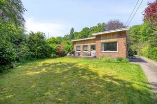 <p>Cette villa de caractère avec 5 chambres est idéalement située dans un environnement résidentiel et verdoyant à proximité de Genk et du ZOL. La propriété séduit par son style rétro authentique, ses beaux volumes et son agencement fonctionnel, offrant un cadre de vie agréable et confortable.</p><p>Dès votre arrivée, l’architecture intemporelle de la maison attire le regard. Les espaces de vie spacieux profitent d’une belle luminosité naturelle grâce aux larges ouvertures qui créent une agréable connexion avec l’extérieur et renforcent la sensation d’espace dans toute l’habitation.</p><p>Le séjour constitue le cœur de la maison et offre un cadre convivial pour partager des moments en famille ou entre amis. L’agencement intérieur laisse également de nombreuses possibilités de personnalisation ou de rénovation selon vos goûts et vos envies. La cuisine, idéalement située, communique harmonieusement avec les autres espaces de vie.</p><p>Avec ses cinq chambres complètes, cette villa offre une grande flexibilité d’utilisation. Les pièces supplémentaires peuvent être aménagées en bureau, salle de loisirs, dressing ou chambre d’amis selon vos besoins. La disposition pratique de la maison garantit un confort de vie appréciable au quotidien.</p><p>Le garage intégré apporte un confort supplémentaire ainsi qu’un espace de rangement pratique. Plusieurs espaces fonctionnels viennent compléter l’ensemble pour faciliter l’organisation de la vie familiale.</p><p>À l’extérieur, vous profitez d’un environnement calme et verdoyant où intimité et sérénité sont au rendez-vous. La proximité de Genk permet un accès rapide aux commerces, écoles, restaurants et principaux axes routiers. Le ZOL se situe également à courte distance, renforçant encore l’attractivité de cette localisation.</p><p>Cette villa représente une belle opportunité pour les amateurs de propriétés de caractère avec du potentiel dans un environnement recherché près de Genk. Venez découvrir les nombreuses possibilités qu’offre cette habitation lors d’une visite.</p>