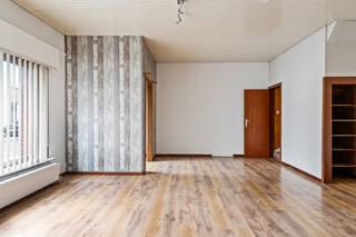 Op een goede locatie te Elzenstraat (SKW) bevindt zich deze ruime, op te frissen woning met 5 slaapkamers. U bevindt zich hier in het centrum, vlakbij winkels, eet-en drankgelegenheden, scholen en het openbaar vervoer. Verder geniet u van een uitstekende bereikbaarheid, op minder dan 5 minuten van de oprit E19 richting Antwerpen of Brussel. <br /><br />We betreden de woning via de inkomhal. De leefruimte kunt u inrichten met een gezellige zithoek en aparte eetplaats. Aanpalend bevindt zich een eerste kamer dewelke u ook kan inrichten als bureau of speelruimte. Verder beschikt u op het gelijkvloers over een geïnstalleerde keuken en de badkamer uitgerust met een ligbad, lavabomeubel en toilet. <br />Via de nachthal op de eerste verdieping bereikt u 3 ruime slaapkamers. De zolderverdieping is volledig afgewerkt en kan gebruikt worden als 5e slaapkamer. Ten slotte beschikt u over een goed georiënteerd tuintje. Langs de linkerkant van de woning heeft u doorgang van 1m naar de tuin.<br /><br />U bent verplicht deze woning binnen de 6 jaar na aankoop grondig energetisch te renoveren tot minimum EPC-label D. <br /><br />Dit is een uitstekende opportuniteit als u op zoek bent naar een ruime woning met 4 à 5 slaapkamers in het centrum van Elzenstraat. Contacteer ons voor meer informatie op 0480 66 14 77of neem een kijkje op www.boonstravastgoed.be. <br /><br />Bijzonderheden: <br />- 5 slaapkamers<br />- Tuin aanwezig<br />- Centrale ligging