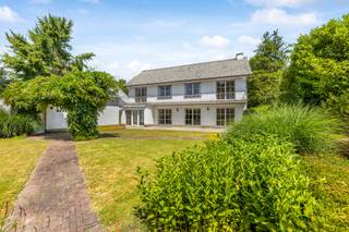 In de prestigieuze Koning Leopold III-laan, één van de meest gegeerde straten van Heverlee, presenteren wij u deze statige villa. Perfect onderhouden en ideaal gelegen, op een boogscheut van Heverleebos, het Arenbergkasteel en IMEC, en op wandelafstand van de markt van Heverlee en H. Hart Instituut en campus UCLL. Bovendien geniet u hier van een vlotte verbinding met alle belangrijke invalswegen. Bij het binnenkomen ervaart u meteen de grandeur van deze woning. De statige inkomhal leidt naar de lichtrijke woonkamer met eetplaats, waar u geniet van een mooi zicht op de goed onderhouden, zuidwestgerichte tuin. De afgesloten keuken is voorzien van een gezellige ontbijthoek. Verder beschikt het gelijkvloers over een lees-, tv-kamer of bureel, een gastentoilet, een zonneterras en een ruime, aparte garagebox met plaats voor twee wagens achter elkaar. Op de eerste verdieping vindt u vier ruime slaapkamers en een kleinere, een badkamer en een apart toilet. De zolder en de volledige onderkeldering bieden daarnaast heel wat extra stockagemogelijkheden. Deze villa werd gebouwd met hoogwaardige en duurzame materialen, maar dient opnieuw geactualiseerd te worden naar de hedendaagse standaarden. Naast de woning is er bovendien voldoende parkeergelegenheid. Topligging, tijdloze klasse en zonovergoten terrassen maken deze villa uniek. Mits de nodige actualisaties wordt dit uw future-proof droomwoning. Renovatieplicht van toepassing.<br /> 