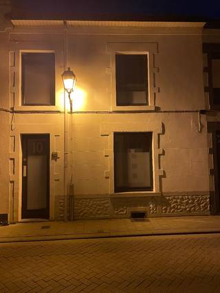 Deze in 2021 volledig gerenoveerde en gezellige stadswoning met 3 kamers, 1 badkamer, 2 wc's, een ruime inpandige garage van 33,35m² EPC B 140 kWh / (m² jaar) is gelegen in het meest praktische gedeelte van het centrum van Tienen met een vlotte verbinding naar openbaar vervoer, scholen, winkels en snelweg E40.<br />Gelegen op 250m. van het station, 250m. van het stadspark en 500m. van het stadscentrum.<br />De woning beschikt over een bewoonbare oppervlakte van 202m² op een perceel van 81ca. <br />Verder is de woning voorzien van centrale verwarming op gas. Zowel de gas- en elektriciteitsmeter als de watermeter zijn al overgezet naar een digitale meter. <br />De keuken is uitgerust met een warme luchtoven, een microgolf, een koelkast met vriesvak, een vaatwasser en een keramische kookplaat en een recirculatie dampkap van het merk Zanussi.<br />De badkamer is voorzien van een badkamermeubel met 2 wastafels en kasten, een inloopdouche en een 2de wc.<br />Er is een Fiber-internet aansluiting mogelijk langs voor- of achtergevel.<br />Een waterverzachter is geplaatst in 2022. In 2023 werd de woning voorzien van een sectionale automatische garagepoort.<br /><br />Woning vrij vanaf 1/10/2026<br /><br />Voor info: mail naar gregory.vanderheyden@gmail.com<br />Bellen kan na 18u30 op 0475/81.26.43