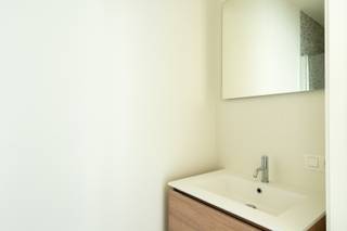 <p>Dit appartement is gelegen op een toplocatie in 2018. Dankzij de uitstekende ligging sta je in een mum van tijd in het stadscentrum en geniet je van de gezellige sfeer van de vele terrasjes en restaurants op de Dageraadplaats, op slechts enkele stappen afstand.</p><p>Het appartement beschikt over een aangename leefruimte met een open keuken, die rechtstreeks uitgeeft op het terras. Aansluitend aan de keuken bevindt zich een praktische berging. Verder omvat het appartement een slaapkamer met aansluitende badkamer met inloopdouche.</p><p> Gemeenschappelijke kosten: 95 euro per maand. Heeft u interesse in dit leuke appartement? Vraag uw bezoek aan via onze website.</p>