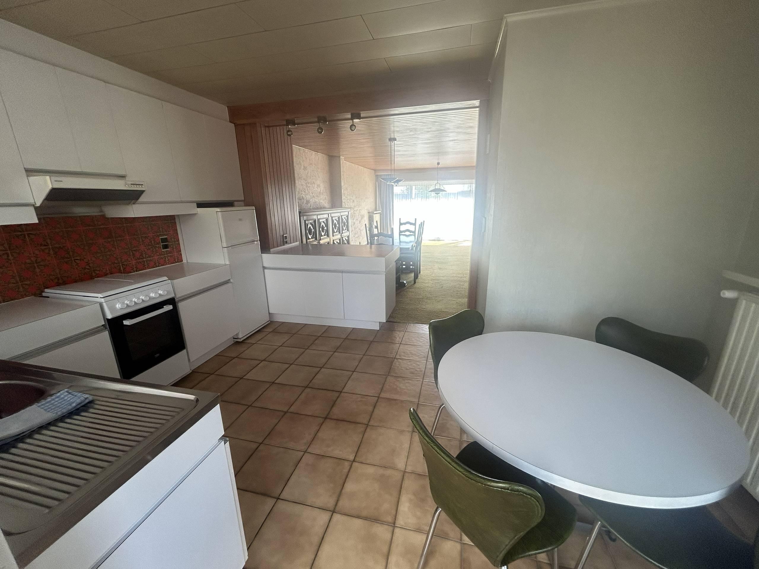 Ruime woning met uitweg en grote garage. - foto 5