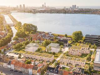 Aan de Spuikom in Bredene vind je wat velen aan de kust zoeken maar zelden vinden: natuur, rust én de zee dichtbij, maar toch ver weg van de toeristische drukte. Dit zoutwaterbekken — thuishaven van windsurfers, zeilers en kitesurfers — ademt vrijheid en buitenleven. En die sfeer waait zo de nieuwe woonbuurt Nordee binnen.<br /><br />Vlak om de hoek, maken de oude schoolgebouwen van de Europaschool plaats voor een energiezuinige woonbuurt met een gevarieerd aanbod van woningen en appartementen: Nordee.<br /><br />In Nordee hebben alle appartementen een hoekligging. Daglicht valt binnen via twee gevels en de grote raampartijen aan twee zijden trekken de buitenwereld letterlijk naar binnen. Dat merk je meteen: de leefruimtes baden in het licht, van ‘s ochtends vroeg tot ‘s avonds laat.<br /><br />Van keuken tot badkamer en de andere leefruimtes: elk appartement is piekfijn afgewerkt, met duurzame en onderhoudsvriendelijke materialen. Zo kom je na jaren nog steeds thuis in een appartement dat voelt als nieuw.<br /><br />De ruime terrassen, tot 26 m2, vormen jouw persoonlijk verlengstuk van de groene parktuin: ruim, zonnig en met minimale inkijk. Bij de penthouses wordt het groene karakter doorgetrokken tot op de bovenste verdieping, met terrassen omringd door een groendak.<br /><br /><strong>WELKOM IN NORDEE</strong>