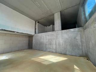 <p><span>Te koop: casco kantoorruimte van 131,8 m², gelegen aan de Rue Eunice Nancy Osayande 1, op de hoek met de Willebroekkaai.</span></p>
<p><span>Het pand is verdeeld over twee verdiepingen: 59,8 m² op het gelijkvloers en 72 m² op de eerste verdieping. De plafondhoogte bedraagt respectievelijk 2,77 m en 2,68 m. Dankzij de indeling kan de ruimte volledig worden ingericht volgens de behoeften van de koper, bijvoorbeeld met een onthaalruimte, kantoren, vergaderzaal of andere professionele voorzieningen.</span></p>
<p><span>De omgeving rond de Willebroekkaai is volop in ontwikkeling, met verschillende nieuwe residentiële en professionele projecten. De ligging biedt bovendien een vlotte verbinding met de belangrijkste verkeersassen en de voorzieningen van het centrum van Antwerpen.</span></p>
<p><span>De vraagprijs bedraagt €330.000, inclusief een motorstaanplaats. Een extra autostaanplaats is optioneel beschikbaar voor €30.000.</span></p>
<p><span>Een interessante opportuniteit voor een onderneming, zelfstandige of investeerder die op zoek is naar een veelzijdige kantoorruimte die volledig naar eigen wens kan worden ingericht.</span></p>