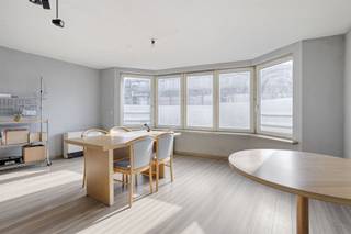 Op de 2e verdieping van deze kleinschalige residentie, vind je dit lichtrijk, op te frissen, 2-slaapkamerappartement. Via de traphal met lift, kom...