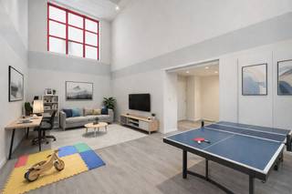 <p>Ben je op zoek naar een ruim handelspand OF project met vergunning voor een appartement met tal van mogelijkheden? Gevonden!</p>
<p>Dit veelzijdige pand biedt vandaag de dag een dubbele opportuniteit: je kan het aankopen en verder uitwerken als handelspand, praktijk of kantoorruimte, MAAR er werd eveneens een vergunning goedgekeurd om het geheel om te vormen tot een volwaardig appartement. Ideaal dus voor ondernemers, investeerders of wie wonen en werken wil combineren. Extra troef: er is geen officiële syndicus, waardoor de maandelijkse lasten bijzonder laag blijven en het plat dak werd langs boven geïsoleerd &amp; afgewerkt met EPDM.</p>
<p>Via de aparte ingang kom je binnen in een ruime inkomhal die perfect kan dienen als ontvangstruimte, wachtruimte of vestiaire &amp; fietsenberging. Links bevindt zich een polyvalente ruimte met veel raampartijen en hoge plafonds. Hier kan eventueel een mezzanine worden gecreëerd. Verder in het pand vind je links twee praktische bergingen en rechts een eerste sanitaire ruimte. Het toilet is reeds aangesloten op de riolering, maar nog geen water of aan- en afvoeren voorzien.</p>
<p>Centraal ligt een bijzonder grote open ruimte die perfect kan functioneren als commerciële hoofdruimte, showroom of praktijkruimte. De elektriciteit werd reeds voorzien. Wie kiest voor de woonfunctie kan hier een riante leefruimte met open keuken realiseren, waarbij mits behoud van de poutrel de tussenmuur kan worden uitgebroken voor een volledig open geheel. Achteraan moet ruimte voorzien worden voor het plaatsen van een glazen wand met patio en buitenkoer, inclusief regenwaterput van 15.000 liter. Aan de rechterzijde is plaats voor bijkomende ruimtes die kunnen ingericht worden als burelen, stockageruimte OF in de woonvariant, één grote en twee kleinere slaapkamers met een tweede badkamer en toilet.</p>