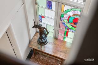 In het centrum van Zottegem staat deze art-decovilla uit 1932, ontworpen door architect Oscar Van Cauwenberghe. Achter deze woning wacht een ruime stadstuin met veel privacy. Originele elementen geven de woning haar karakter; het gelijkvloers kreeg in 2011 een opfrisbeurt. <br /><br />De inkomhal met vestiaire en gastentoilet leidt naar een lichtrijke leefruimte met zit- en eetgedeelte en een knusse plek met zicht op de tuin. Verder zijn er een aparte bibliotheek, een open keuken met lichtrijke aanbouw en toegang tot de tuin, en een berging.<br /><br />Op de eerste verdieping zijn er vier slaapkamers en een badkamer. De tweede verdieping telt nog twee slaapkamers, een badkamer en twee zolderruimtes. Buiten geniet je van verschillende terrassen, een zwembad en een volwassen tuin. Een ruime bergkelder, oprit en garage maken het geheel compleet.<br /><br />De naastgelegen praktijkruimte met appartement kan optioneel worden bij aangekocht. Interesse in een bezoek of benieuwd naar de waarde van je eigen woning? Neem gerust contact op voor extra info en/of een bezoek ter plaatse. <br /><br />