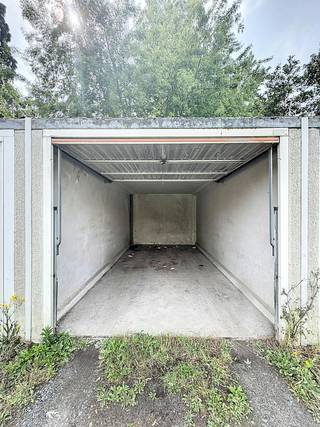 Opbrengsteigendom: 10 betonnen garageboxen te koop nabij het centrum van Sint-Eloois-Vijve. Ideale investering!De garageboxen beschikken over...