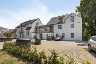 Wonen in het groen, leven in luxe.Welkom in dit prachtige gelijkvloerse appartement, een plek waar licht, ruimte en natuur in perfecte harmonie...