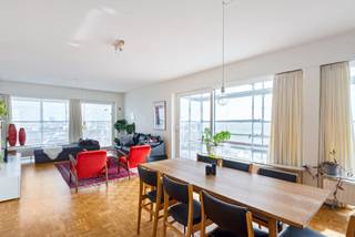 Sky high met stijlWelkom op de bovenste verdieping van residentie Den Dryhoeck, waar ruimte, licht en renovatie-klasse elkaar ontmoeten in een...