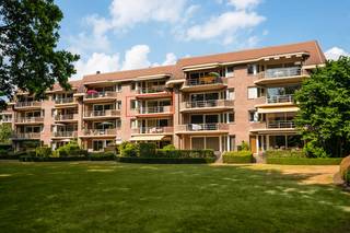 Op het rustige en groene domein Blauwhof bevindt zich dit lichtrijke appartement op de tweede verdieping. De ruime leefruimte met grote raampartijen biedt een prachtig zicht op het omliggende park en geeft toegang tot een terras.<br /><br />De aparte keuken is praktisch ingericht en voorzien van de nodige toestellen. Verder beschikt het appartement over twee volwaardige slaapkamers, een badkamer met ligbad én een extra douchekamer. Daarnaast is er ook een apart toilet aanwezig.<br /><br />Extra comfort wordt geboden door de aanwezigheid van een garage.<br /><br />De maandelijkse vaste kosten bedragen €190.<br /><br />Bijzonderheden: <br />- Garage aanwezig. <br />- Beschikbaar 15/07<br />- Maandelijkse gemeenschappelijke kosten 190 euro. <br />- Drie maanden huurwaarborg. <br />- Kosten voor de opmaak van de plaatsbeschrijving op gedeelde kosten, ieder de helft. <br />- Lift aanwezig in het gebouw. <br />- Rustige ligging in een prachtig parkdomein. <br />- Ligging nabij het centrum van Kapellen.