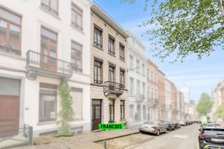 Ontdek dit karaktervolle te renoveren herenhuis (bouwjaar 1850), gelegen op een perceel van 186 m² met een bewoonbare oppervlakte van ca. 288 m². <br /><br />Bij het betreden van de woning komt u terecht in een royale inkomhal die meteen de toon zet. Aansluitend bevindt zich een ruime leefruimte met een kachel op steenkool, hoge plafonds van maar liefst 3m78, wat zorgt voor een uitzonderlijk gevoel van ruimte en licht. De keuken geeft rechtstreeks toegang tot een aangename, zuid gerichte buitenkoer, ideaal om in alle rust te genieten.<br /><br />Op de eerste verdieping bevinden zich twee volwaardige kamers, waarvan één beschikt over een terras en een ensuite badkamer, terwijl de andere kamer voorzien is van een balkon. De tweede verdieping biedt nog twee ruime kamers, aangevuld met een dressing of bureauruimte. Op de derde verdieping, tevens de zolderverdieping, vindt u een polyvalente ruimte en een bijkomende bureauruimte, perfect in te richten volgens uw noden.<br /><br />Daarnaast beschikt de woning over twee tussenverdiepingen met telkens sanitaire voorzieningen, waaronder twee toiletten en een douchekamer.<br /><br />Divers: Nieuw dak en verwarmingstoestel (aardgas) sinds 2021, enkele beglazing in houten raamprofiel, elektriciteit niet conform, planché, vinyl en tegelvloeren, kelder +wijnkelder aanwezig.<br /><br />Dit pand combineert authentieke charme met indrukwekkende volumes en biedt tal van mogelijkheden voor wie op zoek is naar een ruim woonproject met karakter. Contacteer snel Davy Vermander voor een afspraak.<br /><br />