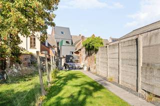 Gerenoveerde opbrengsteigendom bestaande uit 2 appartementen. Dit pand, ideaal gelegen aan de Place de Flobecq, vlakbij winkels, openbaar vervoer en voorzieningen, bestaat uit twee appartementen en biedt een mooie kans, zowel als huurinvestering als voor eigen bewoning met extra inkomsten.Hoofdappartement:Het bestaat uit een gemeenschappelijke hal, een ruime open leefruimte met woonkamer, eetkamer en ingerichte keuken, evenals een apart toilet. Een grote wasruimte, een multifunctionele ruimte die als kantoor of extra slaapkamer kan dienen, een opbergruimte en een droge kelder maken de begane grond compleet.Op de bovenverdieping vindt u een grote slaapkamer en een complete badkamer met ligbad, douche, dubbele wastafel en toilet. De prachtige massieve parketvloer en de hoogwaardige materialen geven dit ruim opgezette appartement veel karakter.Buiten: terras, tuin en parkeerplaats met toegang via de achterzijde. Het appartement is momenteel bewoond, maar kan bij verkoop worden vrijgemaakt.Tweede appartement:Dit appartement beschikt over een mooie open leefruimte met woonkamer, eetkamer en een gedeeltelijk ingerichte keuken, een ruime slaapkamer, een doucheruimte met inloopdouche en toilet, en een wasruimte. Dit appartement is momenteel verhuurd (huurovereenkomst van één jaar), waardoor het direct huuropbrengsten oplevert.Technische kenmerken: dak vernieuwd in 2023, PVC-kozijnen met dubbele beglazing, elektrische rolluiken, gascondensatieketel voor het hoofdagapment en omkeerbare airconditioning voor het bovenste appartement, elektrische boiler, elektriciteit conform de voorschriften en brandveiligheidsconformiteit. EPC-klasse B.Het geheel is onlangs gerenoveerd en er zijn geen werkzaamheden te voorzien. Een gebouw van bescheiden omvang, comfortabel en van hoge kwaliteit, ideaal voor een belegger of om in één van de woningen te wonen en tegelijkertijd te profiteren van de huurinkomsten van de andere.