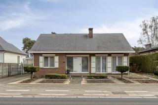 <p><strong>TE KOOP: Vrijstaande woning met 3 slaapkamers en prachtige tuin te Paal! </strong><br />Deze charmante woning gelegen op een perceel van 8a 89ca langs de Beverlosesteenweg in Beringen biedt een uitstekende combinatie van ruimte, comfort en functionaliteit. Dankzij de centrale ligging geniet u van een vlotte bereikbaarheid en bevinden winkels, scholen, openbaar vervoer en andere voorzieningen zich in de nabije omgeving.<br />De woning beschikt over drie volwaardige slaapkamers, die allemaal zijn uitgerust met ingemaakte kasten. Bovendien is de volledige woning voorzien van rolluiken, wat zorgt voor extra comfort en privacy.<br />De gezellige woonkamer met haard vormt het hart van de woning en straalt warmte en huiselijkheid uit. Vanuit de leefruimte heeft u toegang tot de ruime, volledig uitgeruste keuken met eetplaats. Hier geniet u van veel natuurlijke lichtinval en een prachtig zicht op de tuin. De woning werd steeds mooi onderhouden en is bijzonder verzorgd.<br />De badkamer werd recent gerenoveerd en is voorzien van een moderne inloopdouche.<br />Opbergruimte is hier absoluut geen probleem: de woning beschikt over een ruime berging met inbouwkasten, een kelder én een nog in te richten zolder die tal van mogelijkheden biedt.<br />Buiten vindt u een aangenaam terras en een ruime tuin met een prachtig groen uitzicht – de ideale plek om te ontspannen en te genieten van rust en privacy. Daarnaast is de woning ook voorzien van een zonneboiler van 200 liter en zonnepanelen met een vermogen van 5160 Wp.<br /><strong>Ligging: </strong><br />De woning is gelegen langs de Beverlosesteenweg in Beringen en combineert een centrale ligging met een vlotte bereikbaarheid. Dankzij de goede verbindingsmogelijkheden bereikt u zowel het stadscentrum van Beringen als omliggende gemeenten in een mum van tijd.<br />In de nabije omgeving vindt u scholen, winkels, supermarkten, horecazaken en sportfaciliteiten. Ook het openbaar vervoer is gemakkelijk toegankelijk en belangrijke invalswegen bevinden zich op korte afstand.<br />Ondanks de centrale ligging geniet u achteraan van een aangenaam en groen uitzicht.<br /><strong>Indeling: </strong><br />Kelderruimte<br />Gelijkvloers: Inkomhal, woonkamer, keuken, apart toilet, badkamer, 3 slaapkamers, ruime berging<br />Nog in te richten zolder<br /><strong>Troeven: </strong><br />- Prachtig groen uitzicht!<br />- Ruime, volledig uitgeruste keuken! <br />- Zonnepanelen + zonneboiler!<br />- Elektriciteit conform! <br />- Veel opbergruimte! <br />- Centrale ligging! <br />- Carport!<br /><strong>EPC D met certificaatnummer 20260213-0003802342-RES-1</strong><br /><strong>P-score: D</strong><br /><strong>G-score: A</strong><br /><strong>Niet gelegen in signaalgebied, niet gelegen in een afgebakende oeverzone of een afgebakend overstromingsgebied.</strong><br /><strong>Stedenbouwkundige info: woongebied – geen dagvaarding – geen voorkooprecht – bouwvergunning </strong><br /><strong>*Bron bewoonbare oppervlakte EPC</strong></p>