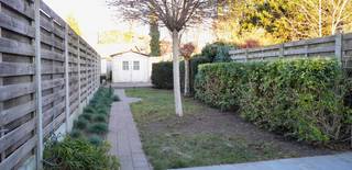 <p>Gezellige gezinswoning met stadstuin in Turnhout<br />Deze gezellige gezinswoning is rustig maar centraal gelegen in Turnhout, op korte afstand van het centrum en de belangrijkste invalswegen.</p><p>Op de benedenverdieping bevinden zich een inkomhal, een sfeervolle woonkamer en een aansluitende keuken met toegang tot de gezellige stadstuin. Daarnaast beschikt de woning over een ruime badkamer met dubbele wastafel, inloopdouche, ligbad en toilet.</p><p>Op de eerste verdieping bevinden zich 3 slaapkamers, ideaal voor een gezin of wie graag over extra ruimte beschikt.</p><p>📍 Rustige en centrale ligging in Turnhout<br />🌿 Gezellige stadstuin<br />🛏️ 3 slaapkamers<br />🛁 Badkamer met inloopdouche en ligbad<br />📅 Beschikbaar vanaf 1 januari 2027</p>
