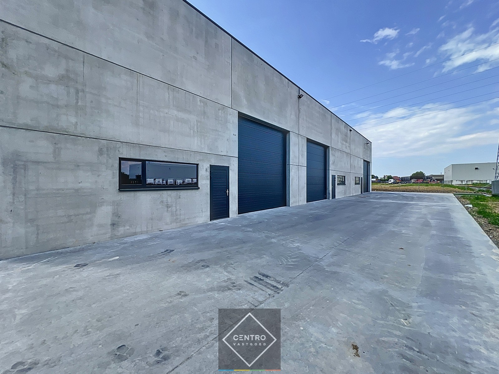 NB MAGAZIJN (vrije hoogte 7m !) , voorzien van sectionaalpoort, deur, raam en 3 parkeerplaatsen te SLEIHAGE (Oostnieuwkerke). - photo 5