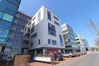 Op het Westwing Park in Roeselare vinden we deze kantoorruimte van 268 m² gelegen langs de E403 tussen Kortrijk en Brugge.<br /><br />Dit open space kantoor bevindt zich op de eerste verdieping en beschikt over een receptie, 3 aparte burelen, vergaderzaal, archiefruimte en een kitchenette. <br /><br />Voorzieningen:<br /><br />verwarming<br />airco<br />ventilatie<br />systeemplafond<br />Er is een mogelijkheid om 6 ondergrondse parkeerplaatsen bij te huren voor 750 euro per jaar.