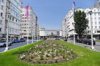 - Zonnig appartement 100m2<br />- twee volwaardige slaapkamers <br />- Open zicht op het stadspark, pal aan Casino<br />- Inpandige garage op het gelijkvloers<br /><br />Ontdek dit prachtige en ruime appartement op de tweede verdieping in een verzorgde residentie. Gelegen in het hart van Oostende, biedt dit appartement een uitzonderlijk open groenzicht en een zonnige leefomgeving.<br />Dit appartement biedt u tal van troeven, pal aan het park, het Casino én op wandelafstand van alle handels- en horecazaken. <br /><br />Indeling: inkomhal, lichtrijke & ruime woonkamer, afzonderlijke ingerichte keuken, 2 volwaardige slaapkamers, badkamer met stortbad, 2 bergingen. <br />Privatieve kelderberging inbegrepen. inclusief garagebox op het gelijkvloers. <br /><br />Momenteel verhuurd op jaarbasis. <br /><br />Slechts één appartement per verdiep. <br /><br />Gunstig EPC 184/kWh - U.C. 3020858<br /><br />Alle info en bezoeken via Immo De Beus 059 510 300